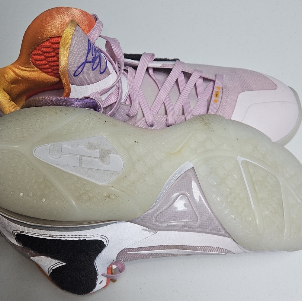 Size 10.5 - Nike LeBron 9 Regal Pink - Picture 6 of 8